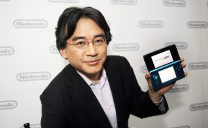 Satoru Iwata, President of Nintendo Co., Ltd., poses during an interview after Nintendo's E3 presentation of their new Nintendo 3DS at the E3 Media & Business Summit in Los Angeles June 15, 2010. Japan's Nintendo Co Ltd on Tuesday took the wraps off a new version of its DS handheld device that can play games and show movies in 3D without glasses, in an effort to revitalize demand. REUTERS/Phil McCarten (UNITED STATES - Tags: SCI TECH BUSINESS)