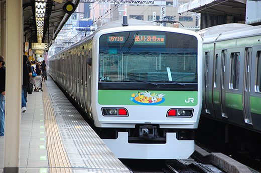 Questo è un treno della metropolitana di Tokyo raffigurante Pikachu e Shaymin.