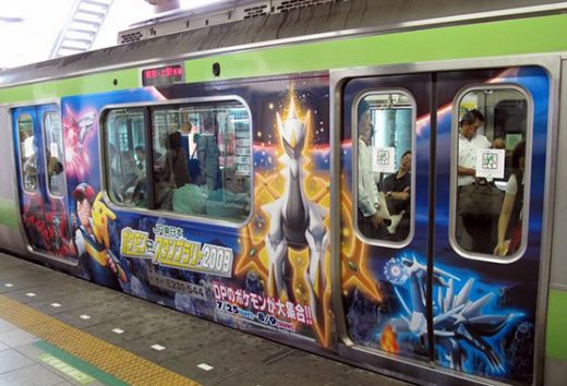 Questo vagone della metropolitana di Tokyo pubblicizza il dodicesimo film Pokémon.
