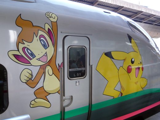 Questo è un Mini Shinkansen raffigurante Pikachu e Chimchar.