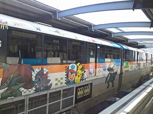 Questo è un treno della monorotaia di Tokyo raffigurante vari Pokémon di quinta generazione.