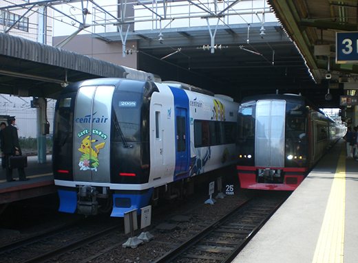 Questo treno navetta che porta dal Central Japan Airport a Nagoya raffigura Pokémon di quarta generazione.