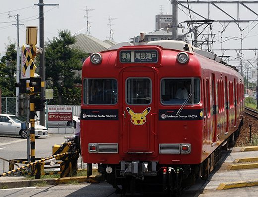 Questo treno pubblicizza il Pokémon Center di Nagoya.