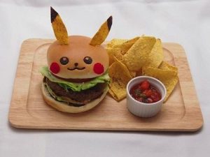 Hamburger Pikachu e tortilla chips, al prezzo di 1,080 yen (circa 8 euro).