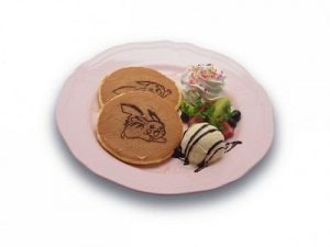 Pancake raffiguranti Pikachu con frutta e gelato alla vaniglia, al prezzo di 980 yen (circa 7 euro).