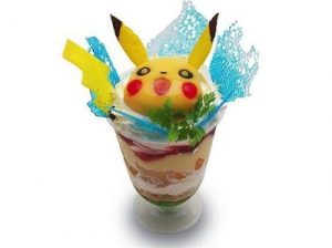 Parfait Pikachu alla frutta con pezzi di mango, al prezzo di 880 yen (circa 8 euro).