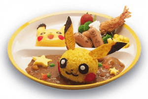 Risotto Pikachu su curry giapponese, gamberi, salsicciotti e verdure, al prezzo di 980 yen (circa 7 euro).