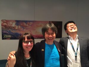 I reporter Sarah E. Needleman e Takashi Mochizuki con Shigeru Miyamoto (al centro)
