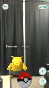 Drowzee si presenta di fronte a Mark Hoppus