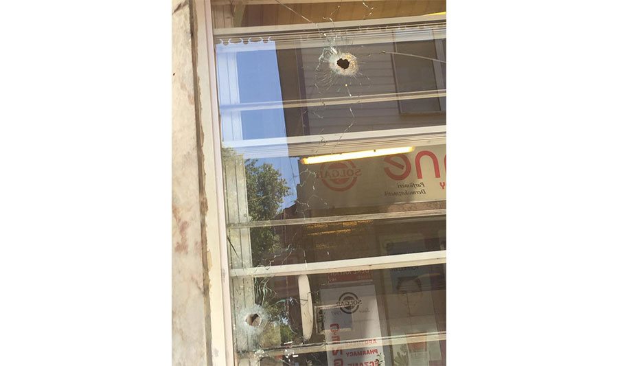 Uno dei negozi coinvolto nella sparatoria.