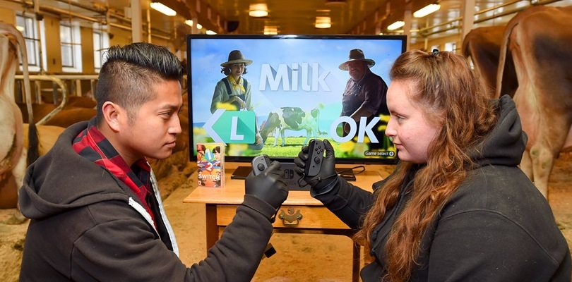 Nintendo sfida due contadini a una sfida di mungitura virtuale su 1-2 Switch