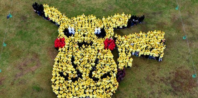 1000 fan dei Pokémon formano un Pikachu gigante
