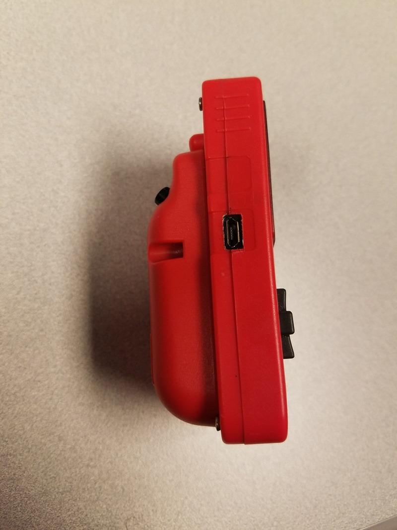 Un giocattolo del Burger King trasformato in un piccolo Game Boy Color