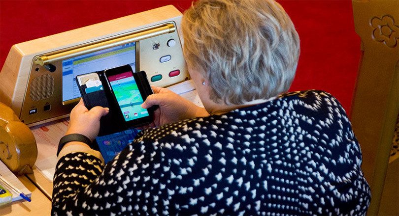 Primo ministro norvegese sorpreso mentre gioca a Pokémon GO in Parlamento!