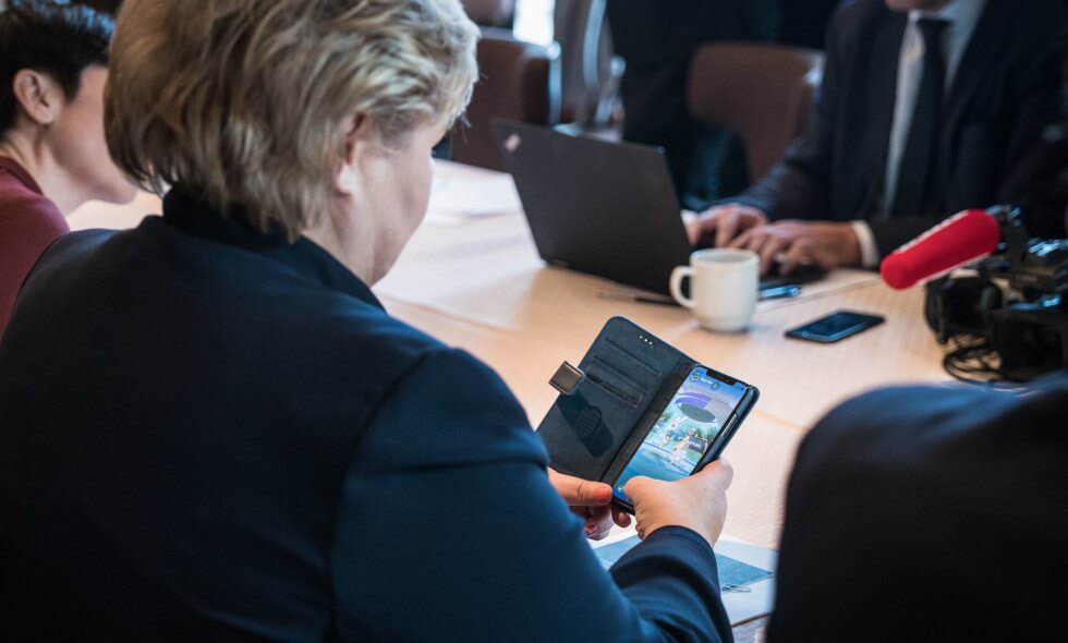Primo ministro norvegese sorpreso a giocare a Pokémon GO prima di un incontro con Trump