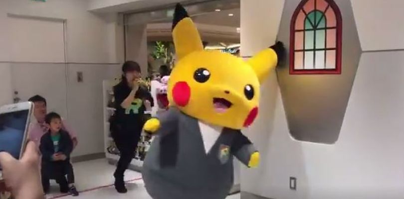 [VIDEO] Il pupazzo di Pikachu inciampa in Giappone davanti a un pubblico di bambini