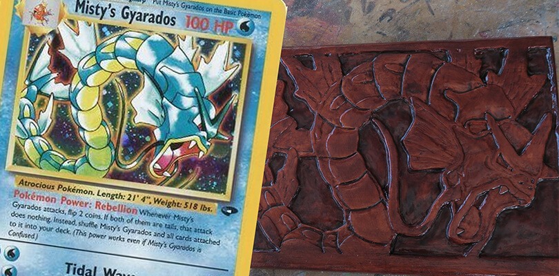 Un artista trasforma carte dei Pokémon in incisioni su legno