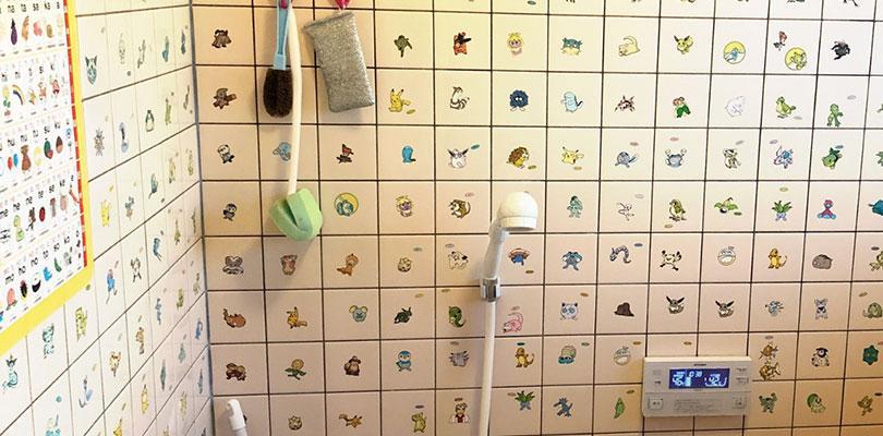 Il bagno di una fan giapponese diventa un'enciclopedia Pokémon