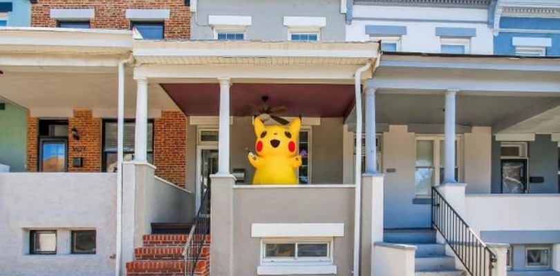 Un agente immobiliare si veste da Pikachu, ma il risultato non è dei migliori