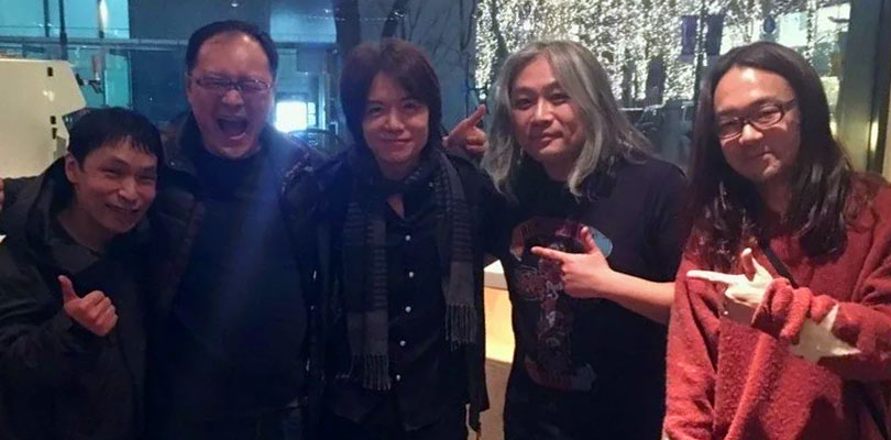 Masahiro Sakurai firma una copia di Super Smash Bros. Ultimate al compositore del Sonic Team