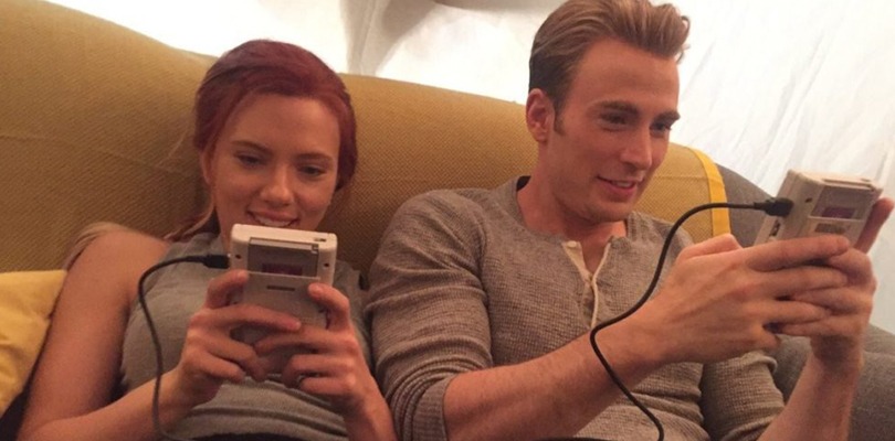 Gli attori di Avengers: Endgame giocano al Game Boy nelle pause sul set
