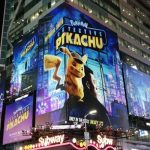 Tabellone Detective Pikachu a Times Square di notte