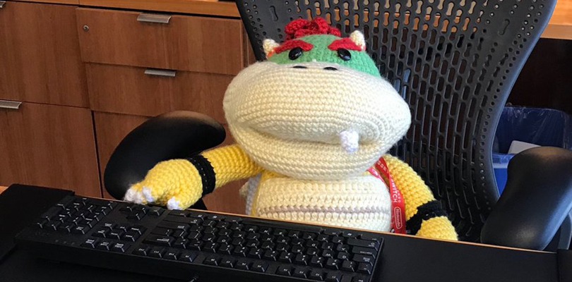 Seduto scomodo per 13 anni: ecco la storia di Reggie e della sedia nel suo ufficio