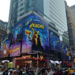 Tabellone Detective Pikachu a Times Square di giorno