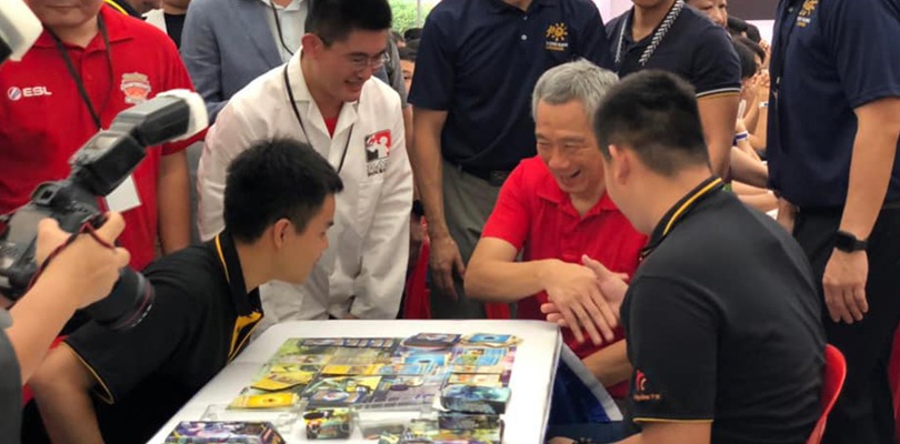 Il primo ministro di Singapore in visita a un torneo del GCC Pokémon