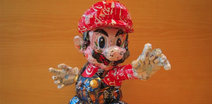Mario, Luigi e tanti altri personaggi scolpiti con delle lattine riciclate
