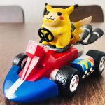 Pikachu che guida un kart