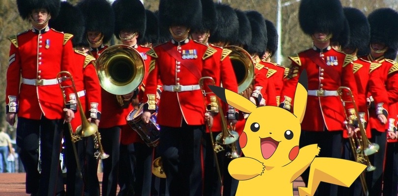 Pikachu, in veste da guardia reale, invade il Pokémon Center di Londra