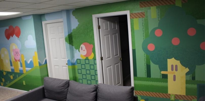 Kirby colora le pareti della casa di un'artista