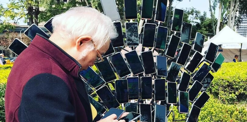 Il pensionato giocatore di Pokémon GO colpisce ancora con 67 smartphone
