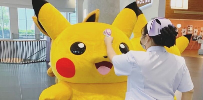 Anche Pikachu si fa misurare la febbre prima di un evento in Thailandia