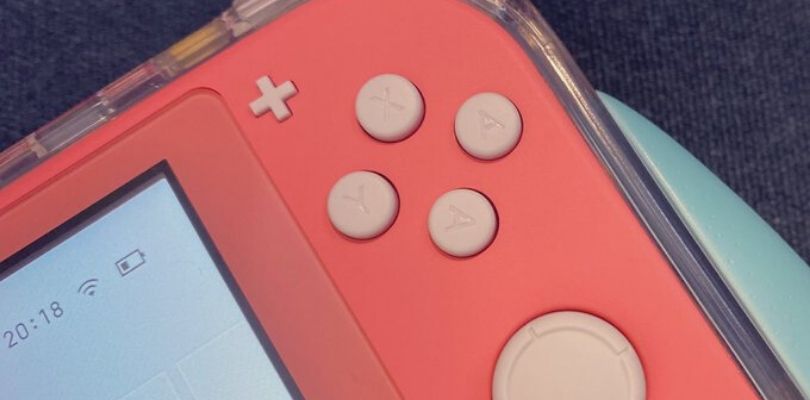 Anna Mori, cantante giapponese, riceve una Nintendo Switch Lite con due pulsanti A