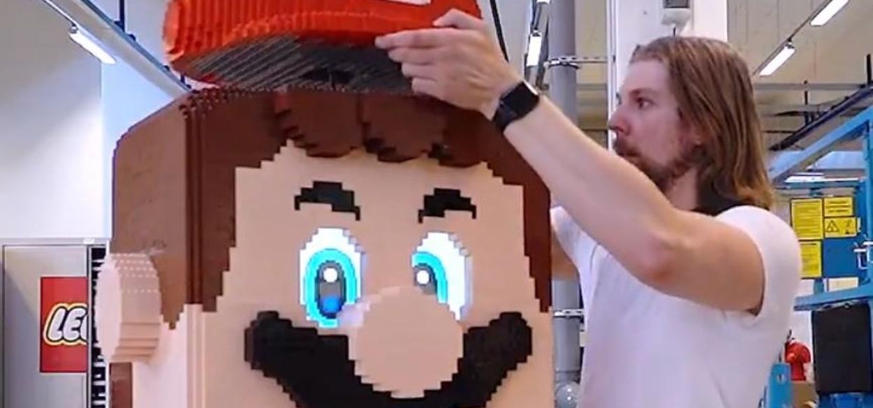 LEGO crea una statua di Super Mario con circa 23.000 mattoncini