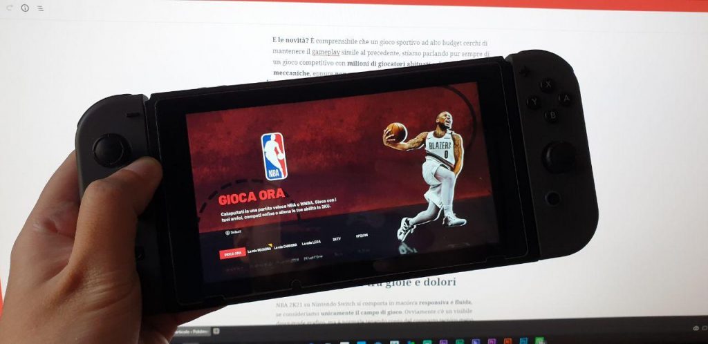 Menu di gioco di NBA 2K21 visto da console portatile