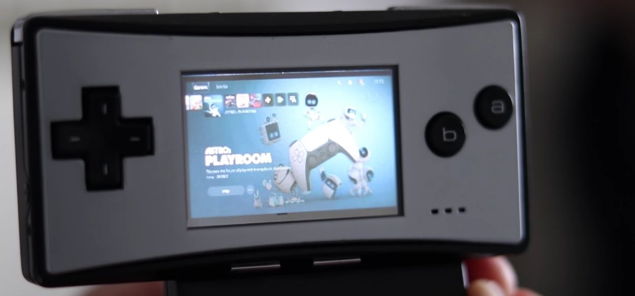 Uno youtuber usa il Game Boy Micro come schermo per la PlayStation 5