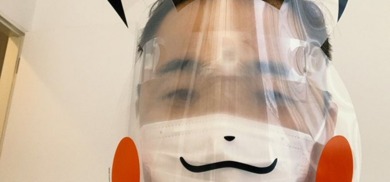 Junichi Masuda si fotografa con una visiera trasparente di Pikachu