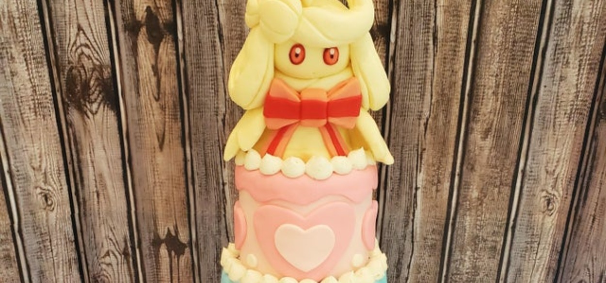 Madre realizza una torta Alcremie Gigamax per il compleanno della propria figlia