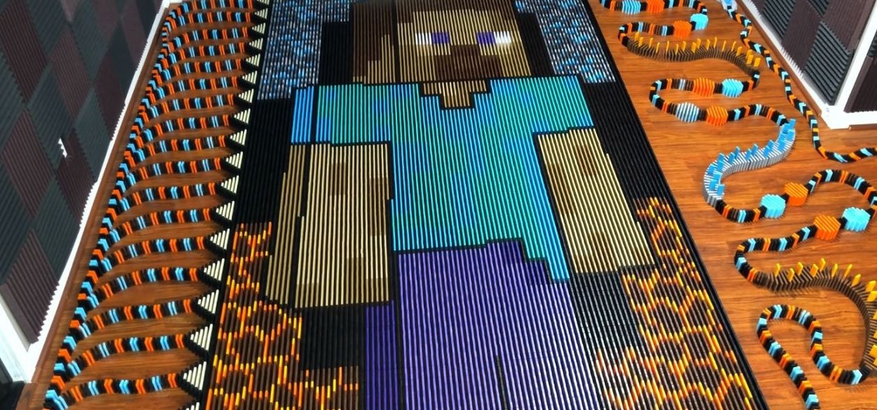 Steve di Minecraft creato con oltre 80.000 tessere Domino