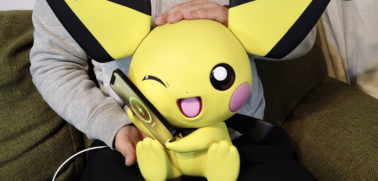 Pichu diventa un caricabatterie sfregandosi lo smartphone sulla guancia