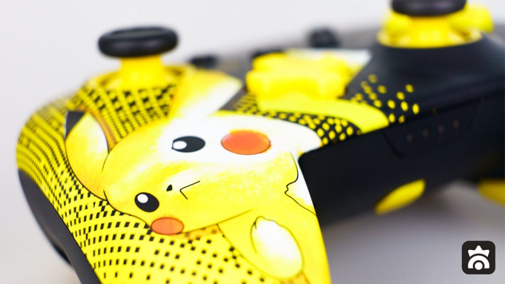 Primissimo piano di Pikachu sul controller di PowerA