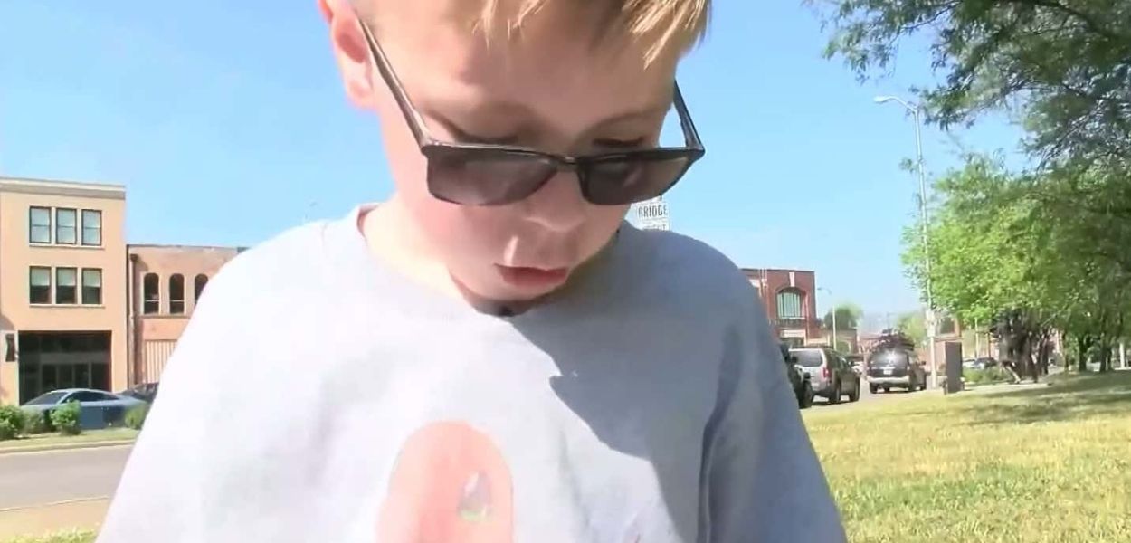 Un bambino vende le sue carte Pokémon per salvare la vita al suo cane