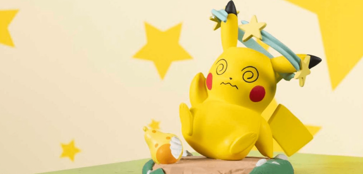 È arrivata la statuetta di Pikachu confuso nel Pokémon Center americano