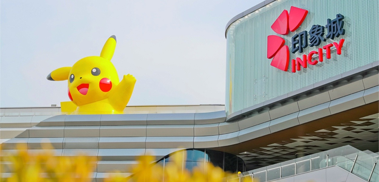 Un Pikachu gigante appare sul tetto di un centro commerciale a Shanghai