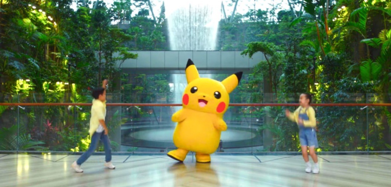 Pikachu balla in un aeroporto di Singapore in un nuovo video musicale