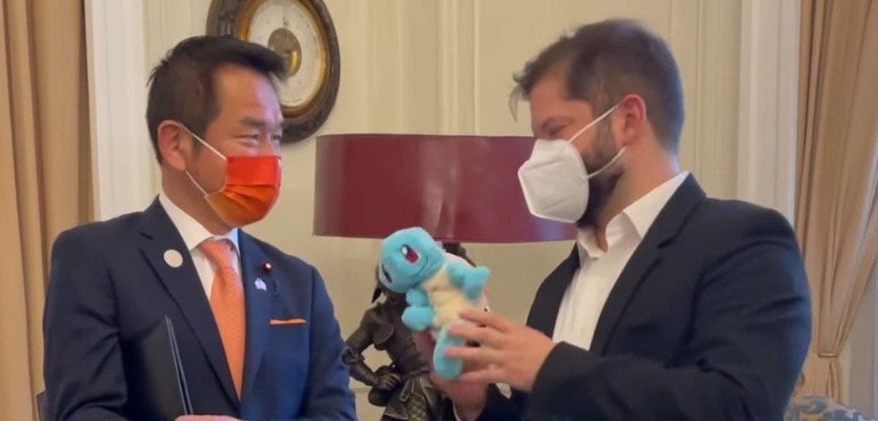 Il Ministro degli Affari Esteri giapponese ha donato uno Squirtle al Presidente del Cile