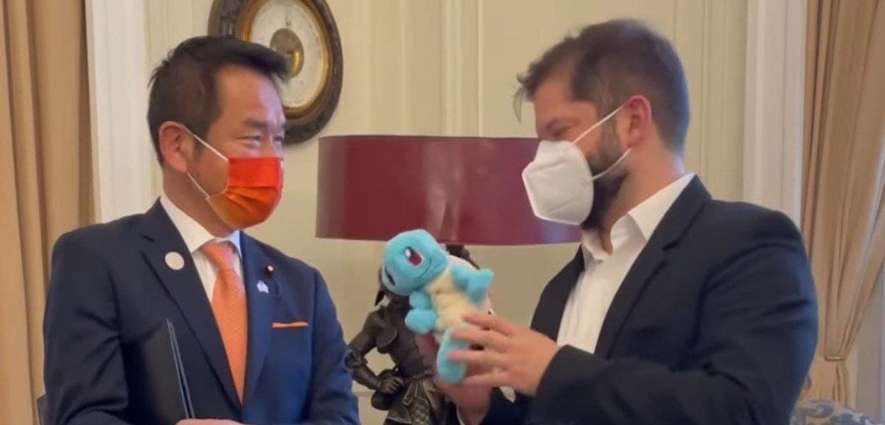 Il Ministro degli Affari Esteri giapponese ha donato uno Squirtle al Presidente del Cile